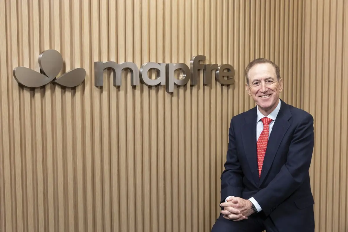Antonio Huertas, presidente de Mapfre con la nueva imagen de la aseguradora