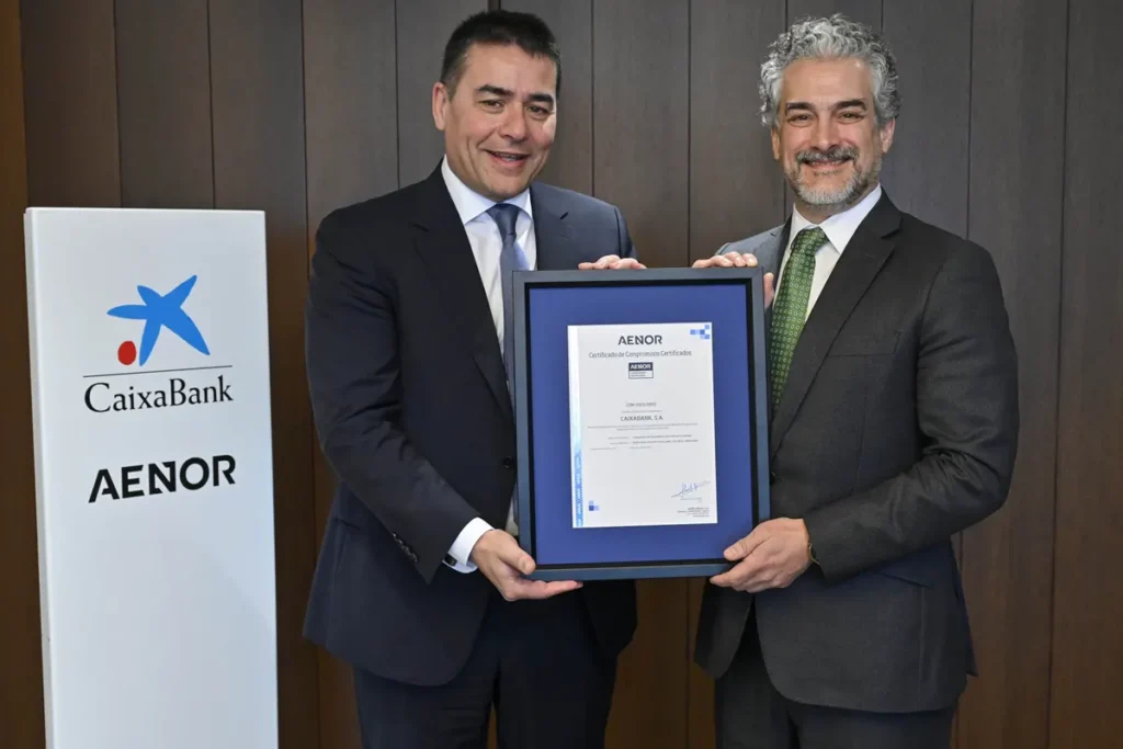 CaixaBank, primera entidad financiera en certificar su modelo de Acción Social con AENOR