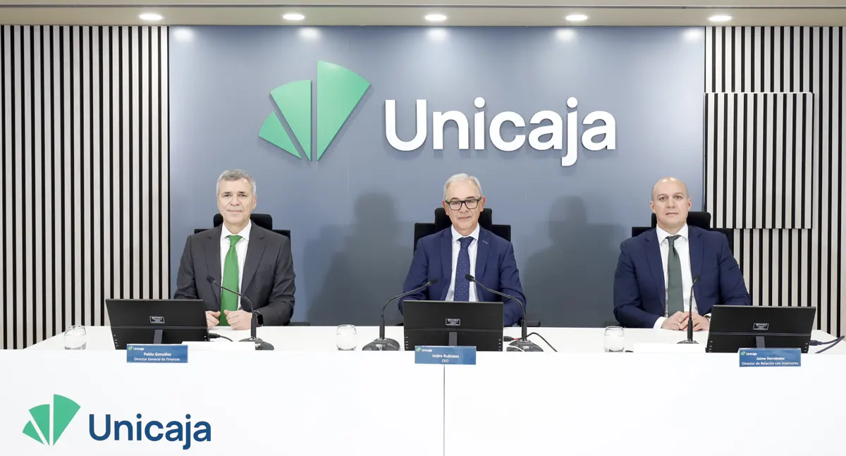 De izquierda a derecha, el director general de Finanzas, Pablo González, el CEO de Unicaja, Isidro Rubiales, y Jaime Hernández, director de Relación con Inversores