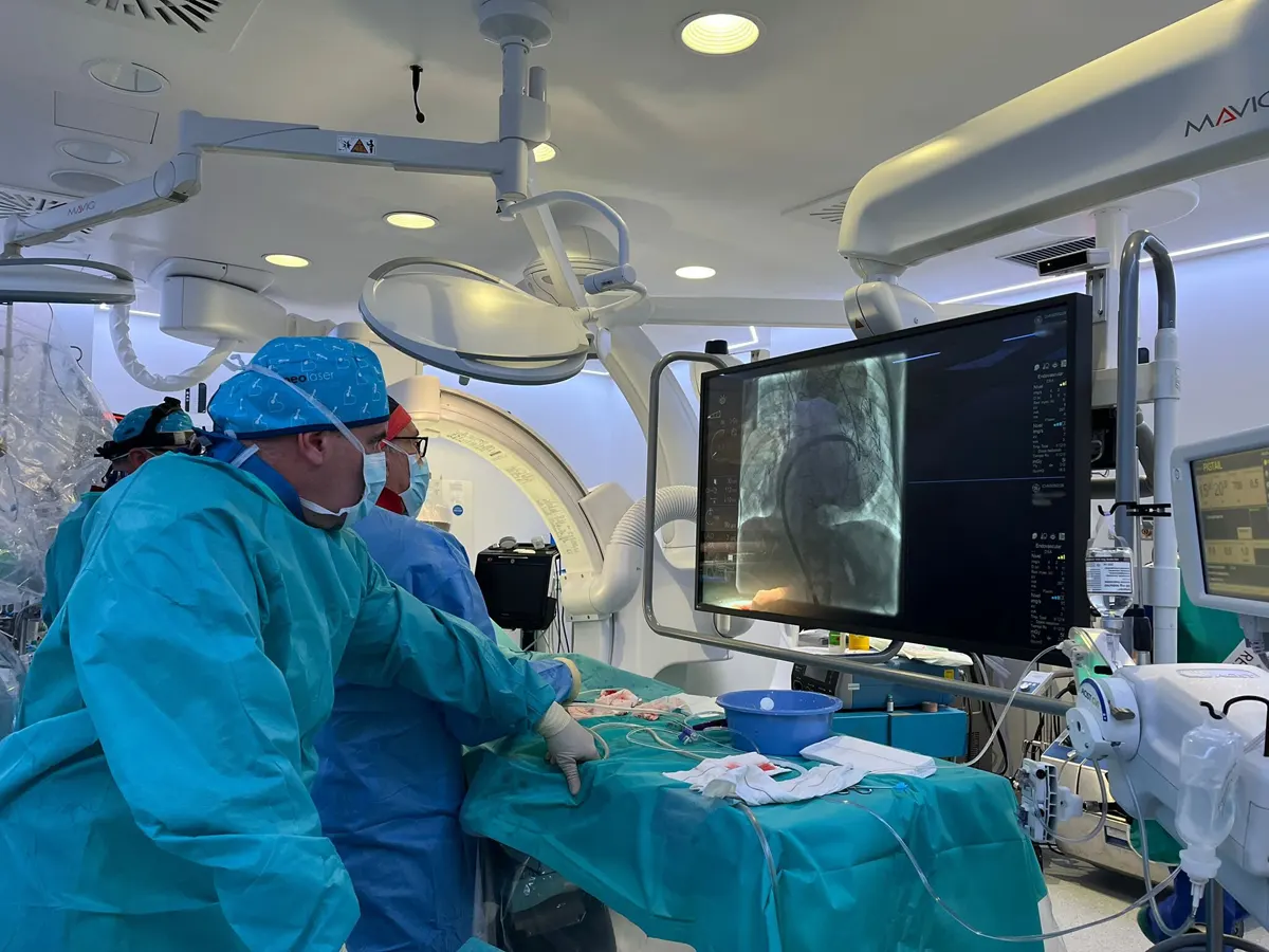 Intervencion quirofano hibrido Sagrado Corazon