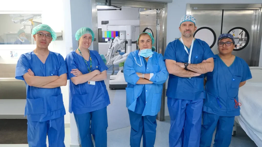 equipo médico primera cirugía torácica Da Vinci Xi Hospital Universitario La Luz