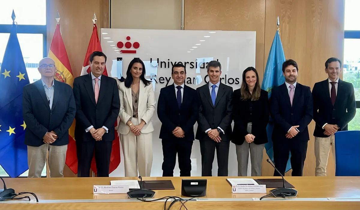 Firma cátedra Cirugía Robótcia Quirónsalud URJC