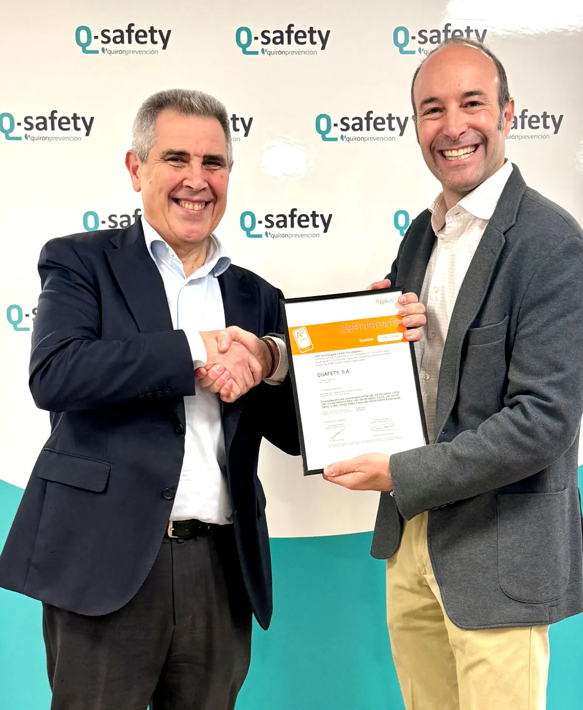 Miguel Ángel Peromingo, director general de Q-safety by Quirónprevención (izquierda), en la entrega de la certificación de manos deJosé Francisco Bonet San Martín, director comercial en Applus Certification.