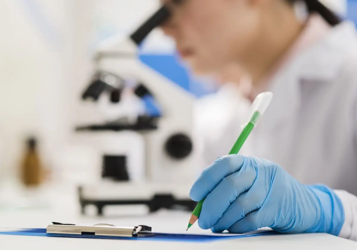 Investigadora realizando ensayos clínicos