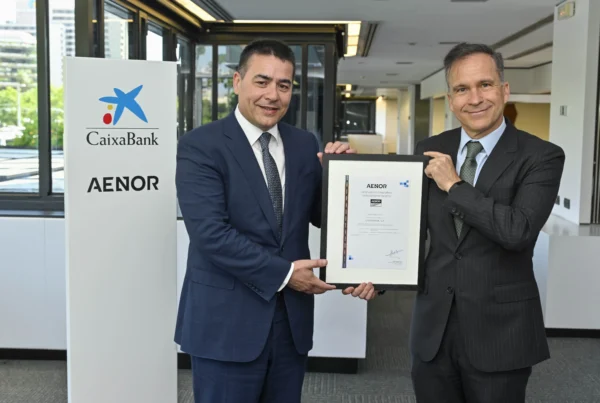 CaixaBank renueva la certificación de AENOR Compromiso con las personas mayores