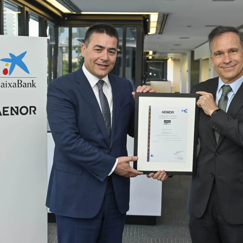 CaixaBank renueva la certificación de AENOR Compromiso con las personas mayores