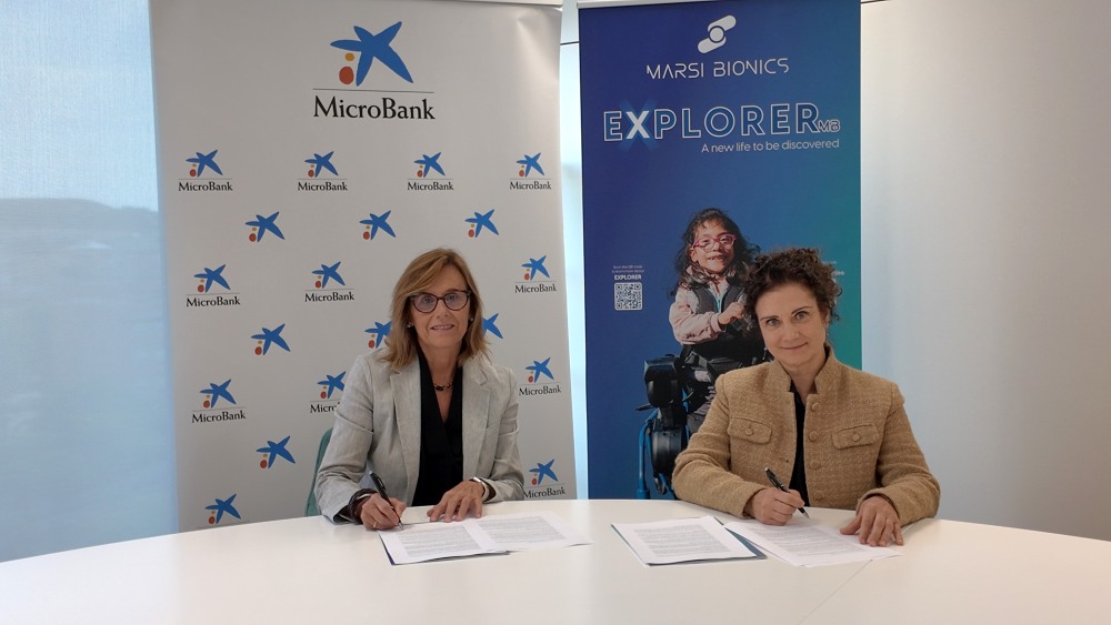 Cristina González Viu, directora general de MicroBank, y Elena García Armada CEO de Marsi Bionics