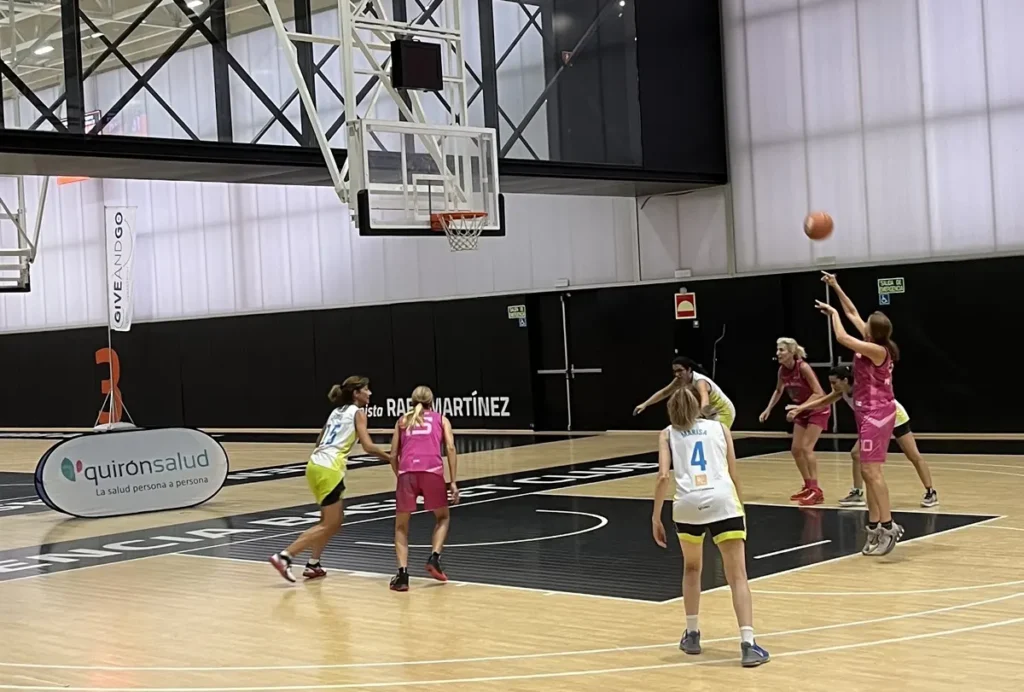 Quirónsalud se suma al torneo Over40Basket en su décimo aniversario, que se celebra en Valencia
