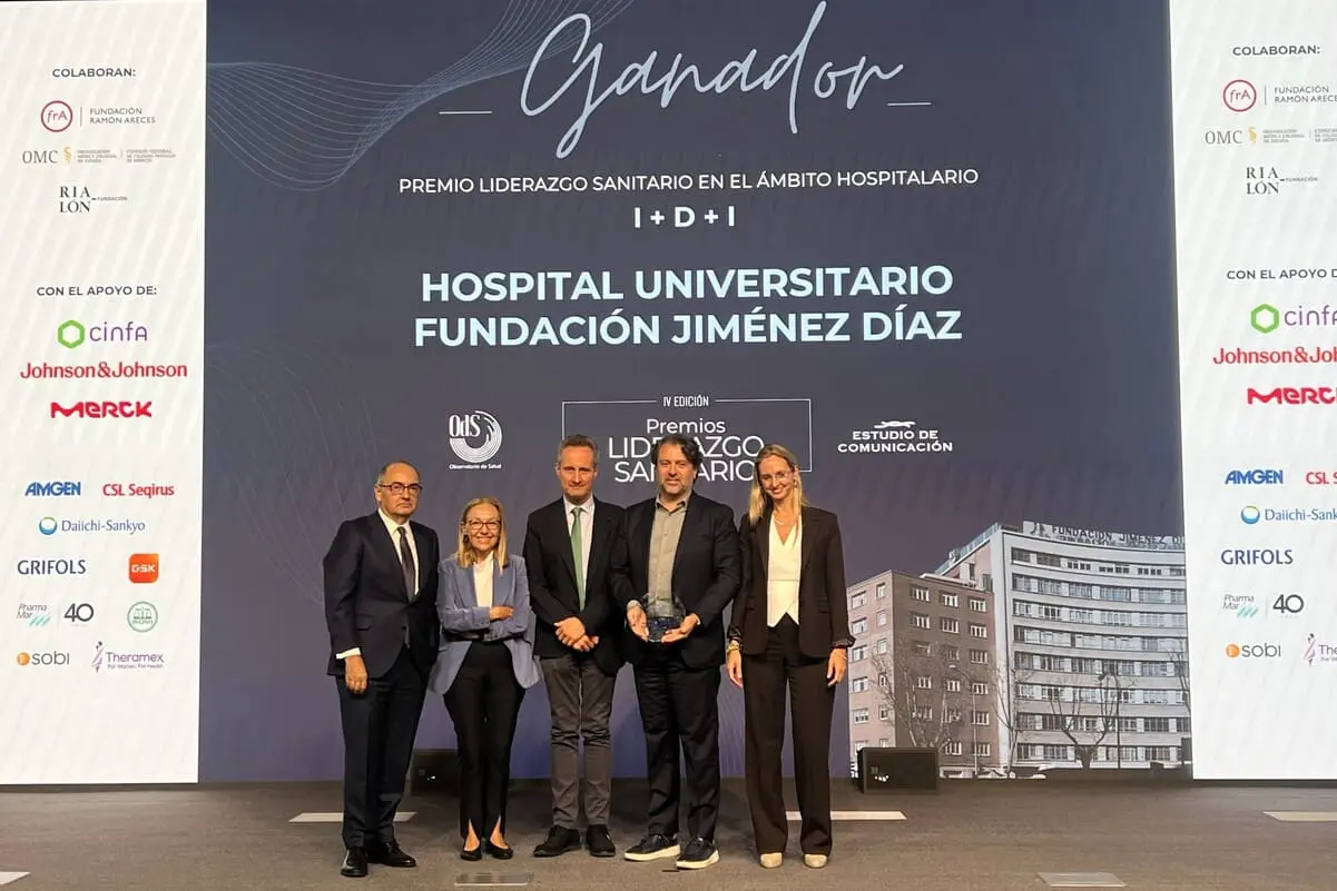 El Dr. Arcos recogió el Premio al Liderazgo Sanitario en “I+D+i” a la FJD, junto a los Dres. Ayuso y García-Foncillas